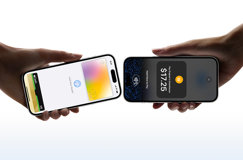 Un cliente acerca su iPhone con Apple Pay a otro iPhone para realizar un pago sin contacto